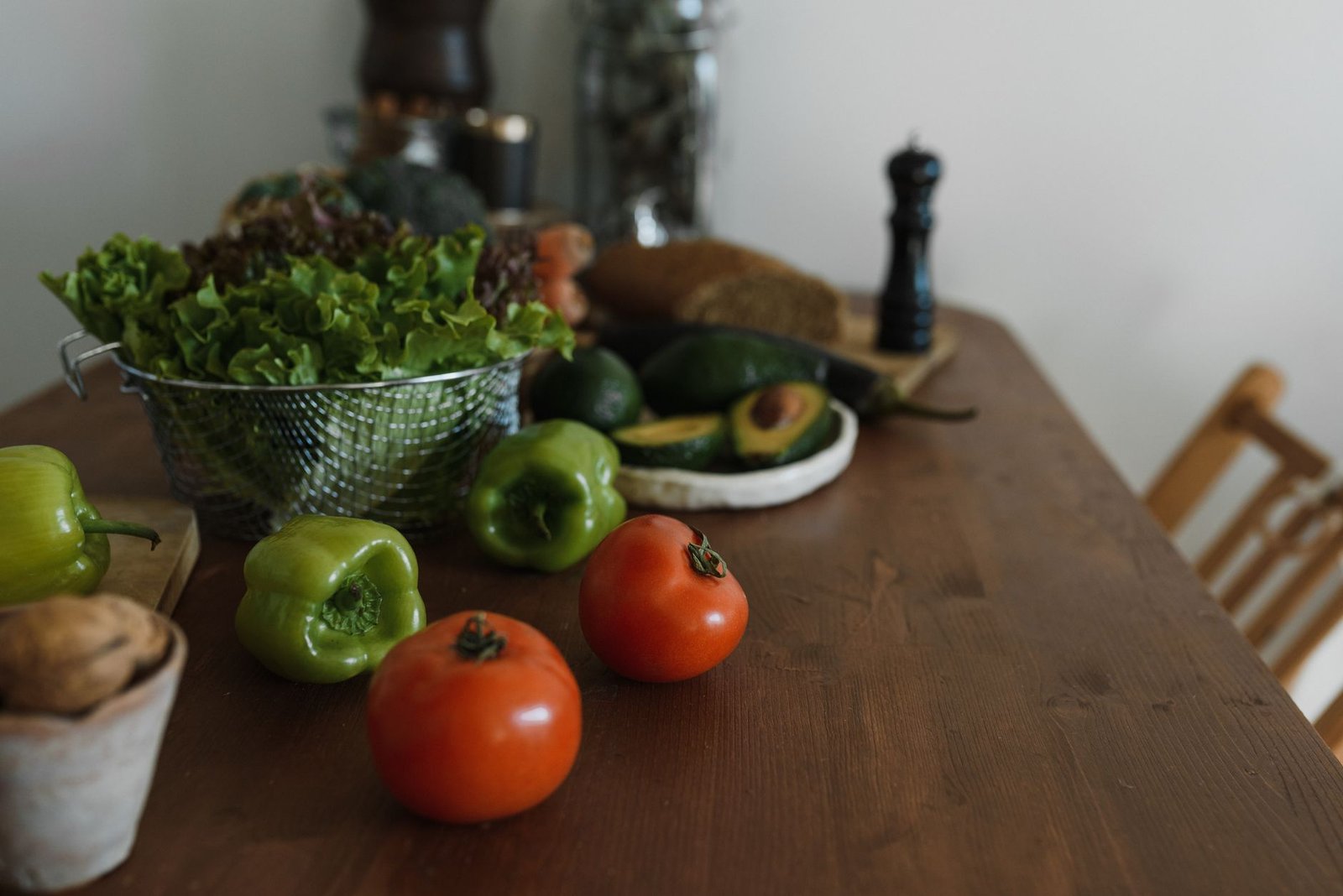 Insalata, peperoni e pomodori freschi su un tavolo di legno di cucina