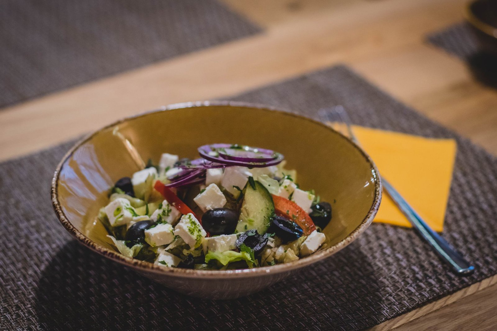 Insalata con formaggio feta e olive nere in una ciotola, l'errore di unire drenante e salato nello stesso piatto