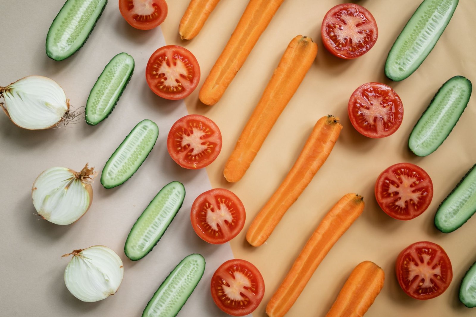 Fette fresche di cetriolo e pomodoro, tra gli alimenti più drenanti da mettere in tavola