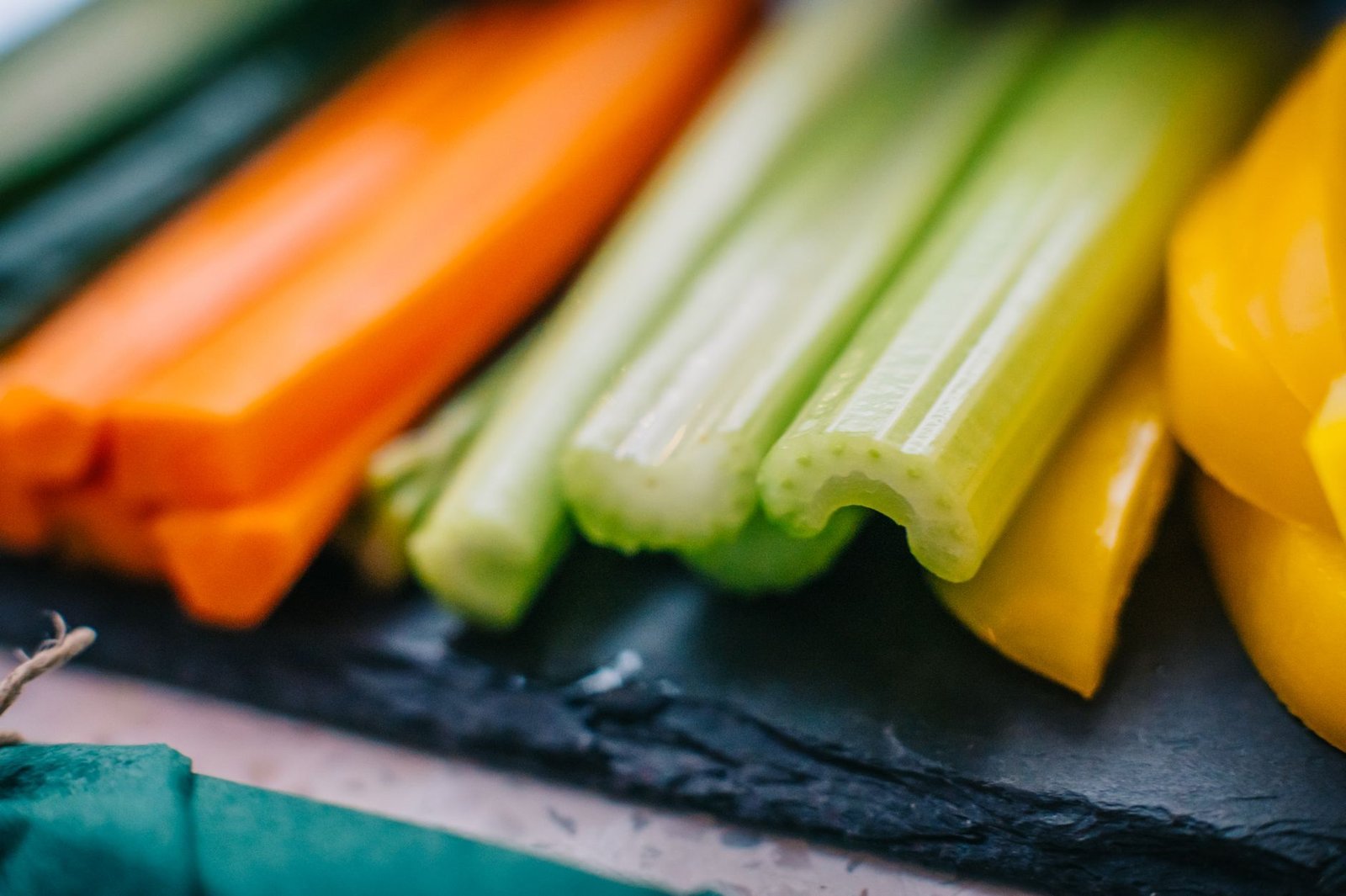 Bastoncini di carota, sedano e peperone appena tagliati, lo snack croccante al posto delle patatine