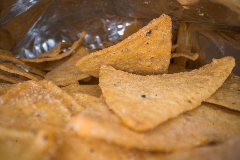 Patatine molto salate in un sacchetto aperto