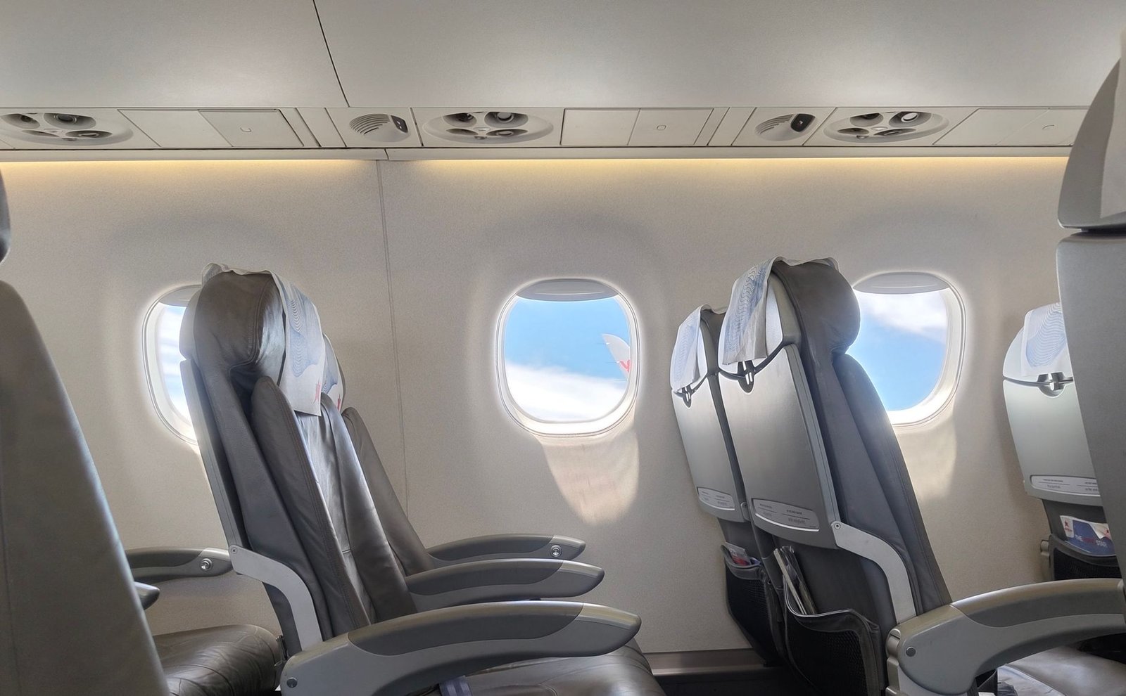 Gambe gonfie in aereo: cosa fare prima, durante e dopo