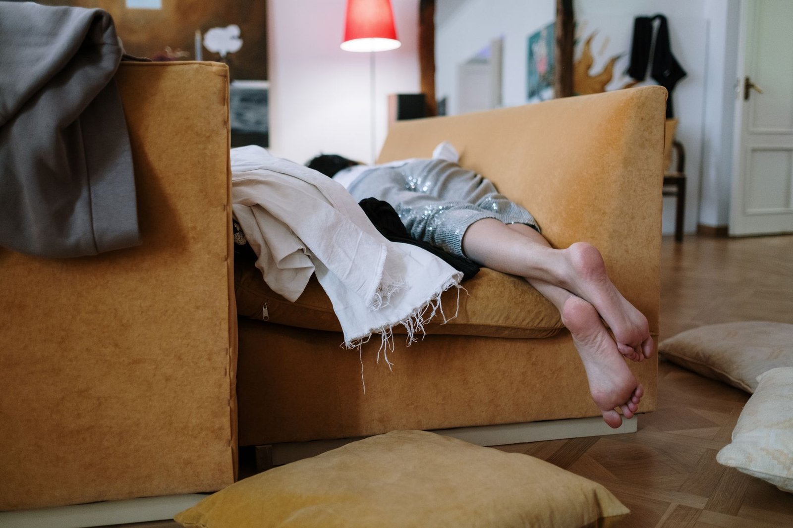 Piedi scalzi abbandonati sul divano di casa a fine giornata, quando i piedi gonfi si fanno sentire di più