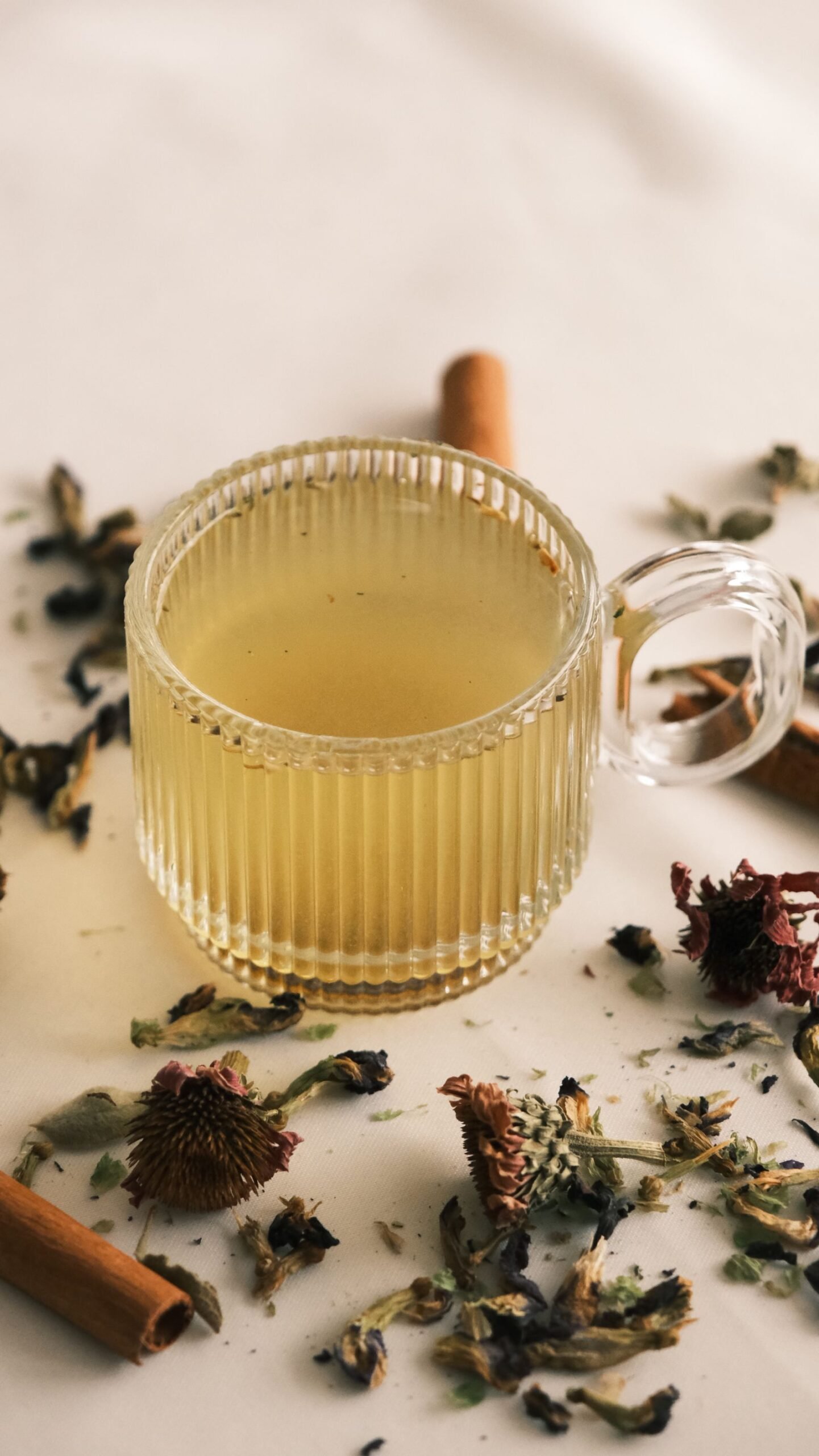 Tisana di erbe in una tazza di vetro, il classico rimedio della nonna