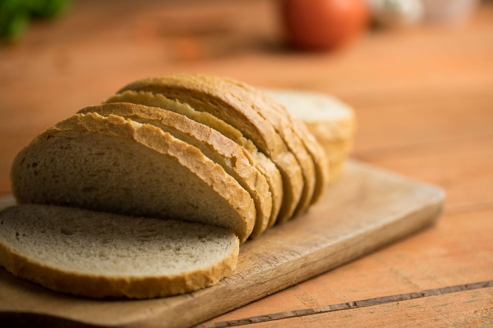 Pane a fette su un tagliere di legno in cucina