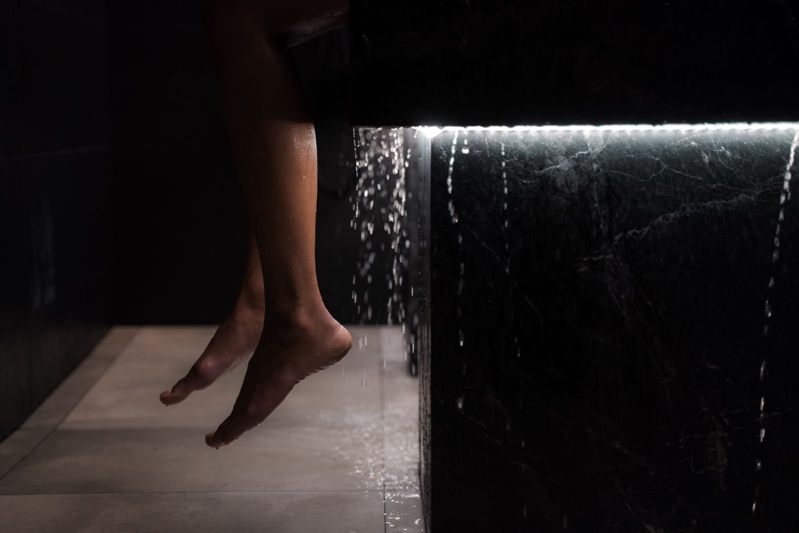 Acqua che scorre sulle gambe per dare sollievo dal gonfiore