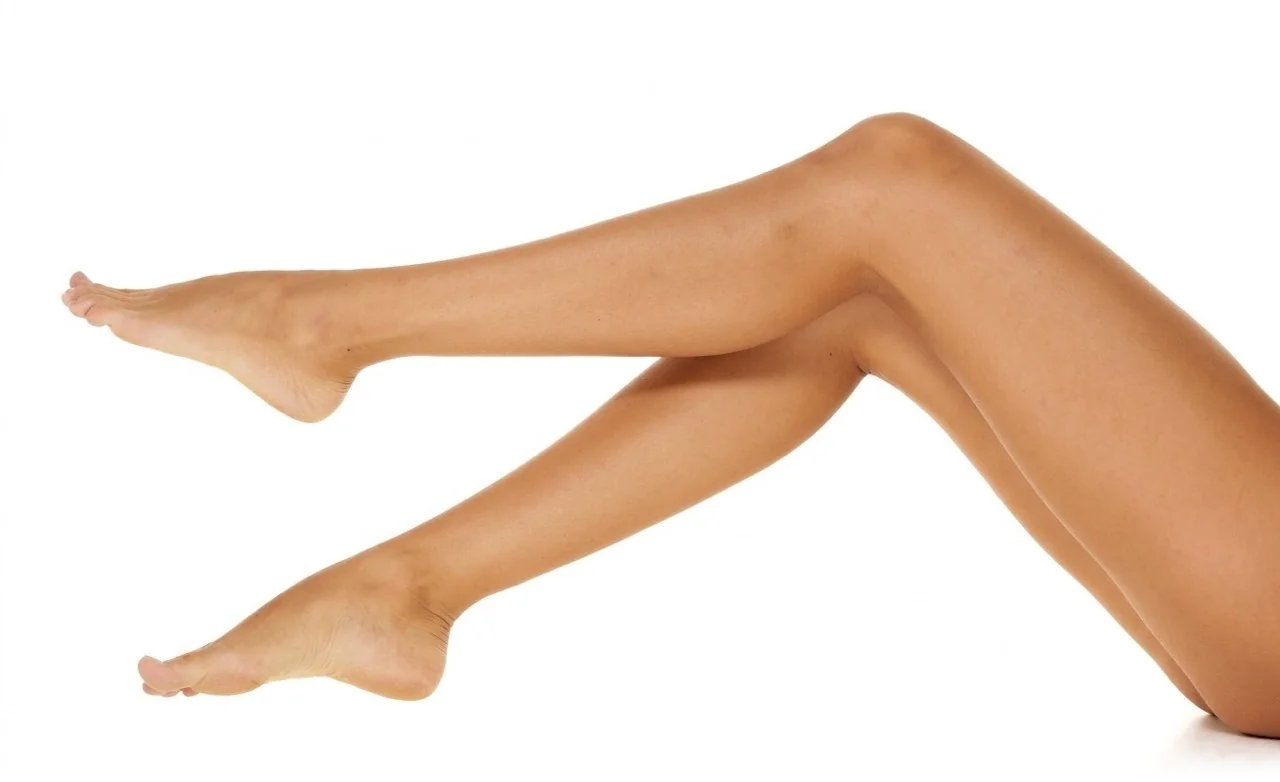Gambe di donna distese e leggere, a piedi nudi